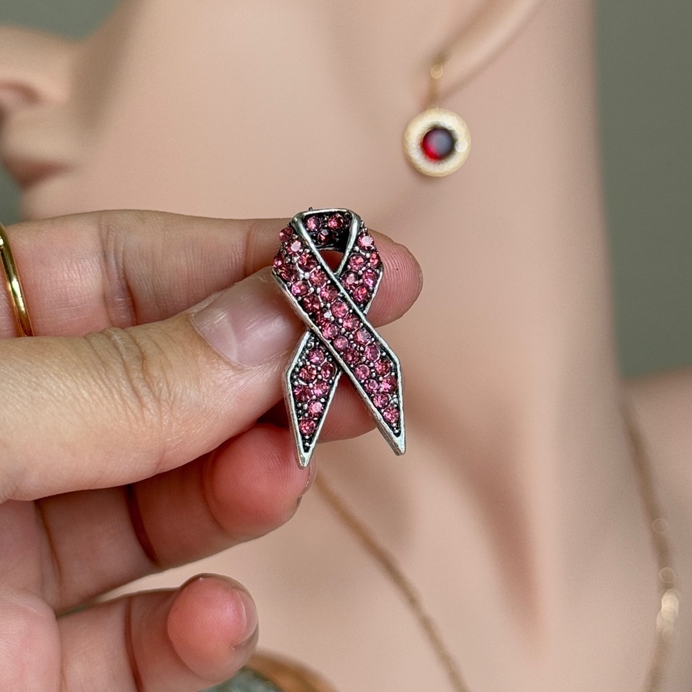 ⚜️💖 Elegant Pink Ribbon Brooch 🫶🏼💗 - Picture 5 of 7